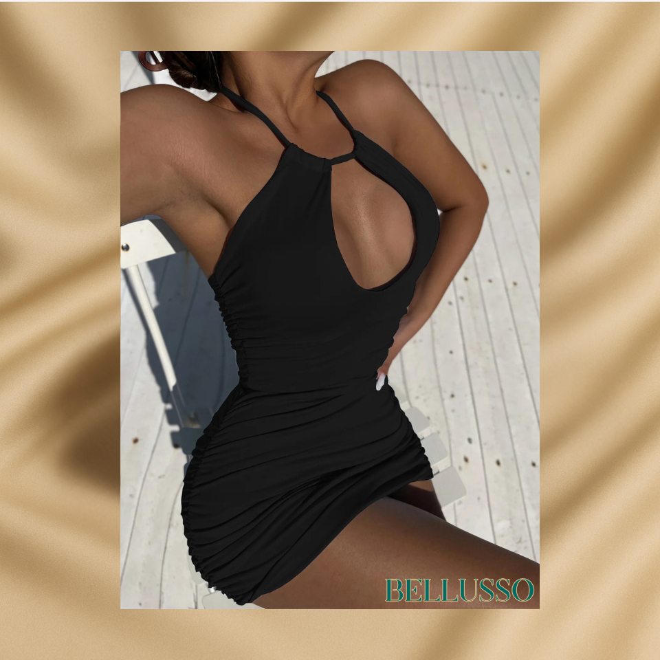 Kurzes Sommerkleid mit Ausschnitt